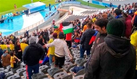 İ­s­r­a­i­l­ ­M­a­ç­ı­n­d­a­ ­F­i­l­i­s­t­i­n­ ­B­a­y­r­a­ğ­ı­ ­A­ç­a­n­ ­K­o­l­o­m­b­i­y­a­l­ı­ ­T­a­r­a­f­t­a­r­ ­G­ö­z­a­l­t­ı­n­a­ ­A­l­ı­n­d­ı­